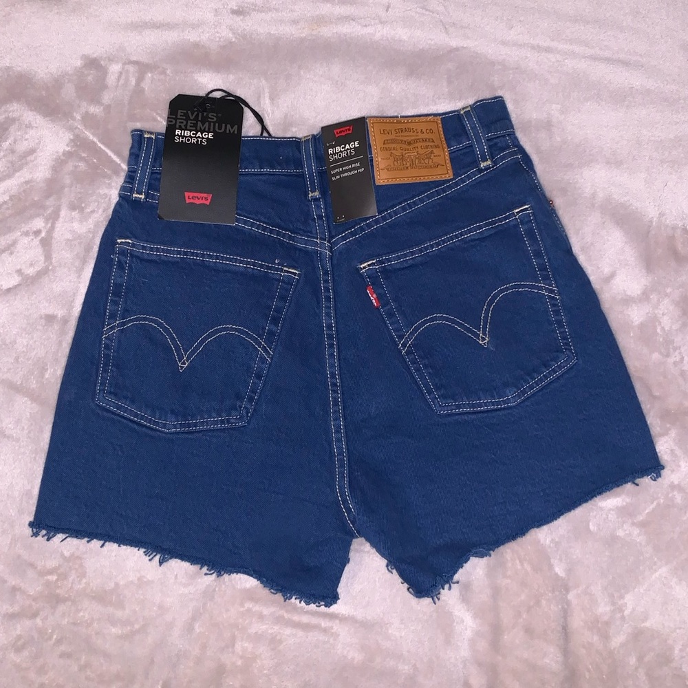 Levi’s Premium Ribcage Shorts - Picture 4 of 5